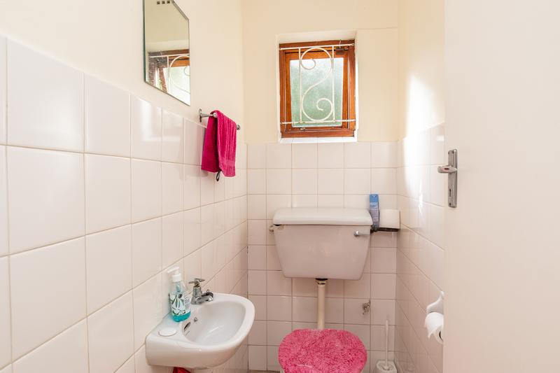 To Let 4 Bedroom Property for Rent in Meadowridge Western Cape